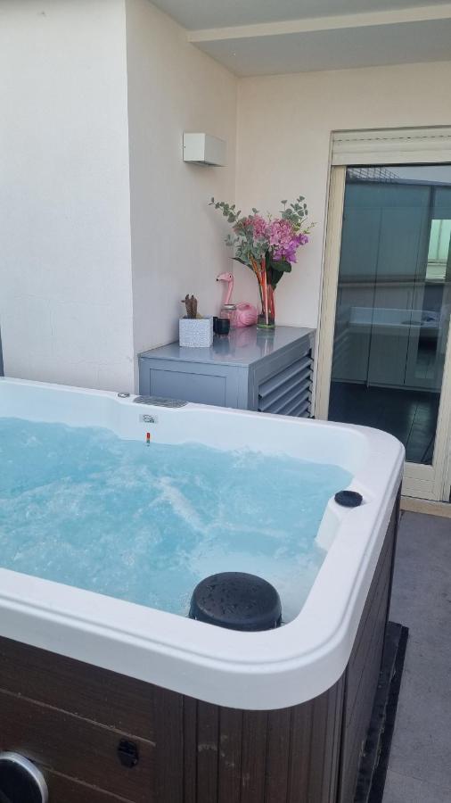 Penthouse 40 In Trastevere With Seasonally Jacuzzi Rom Exterior foto